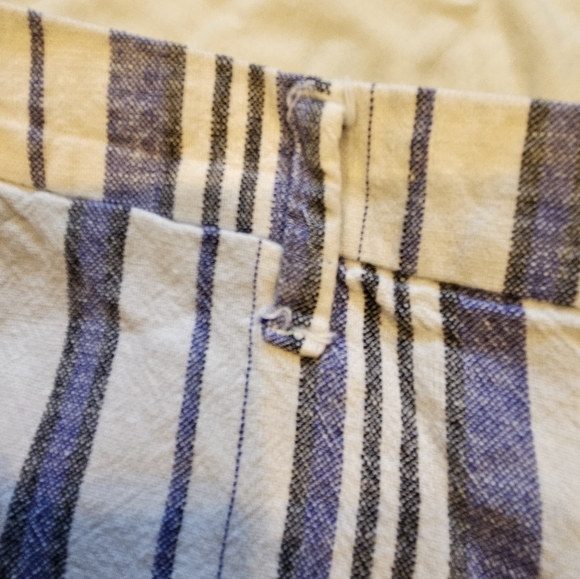 Old Navy Women's striped shorts - Picture 4 of 8